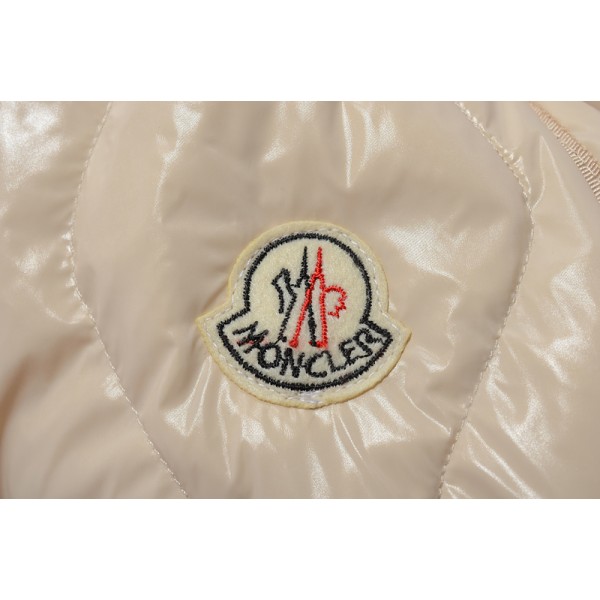 Монклер чей бренд. Brand moncler. монклер лейбл. лого монклер на куртке. монклер бренд логотип.